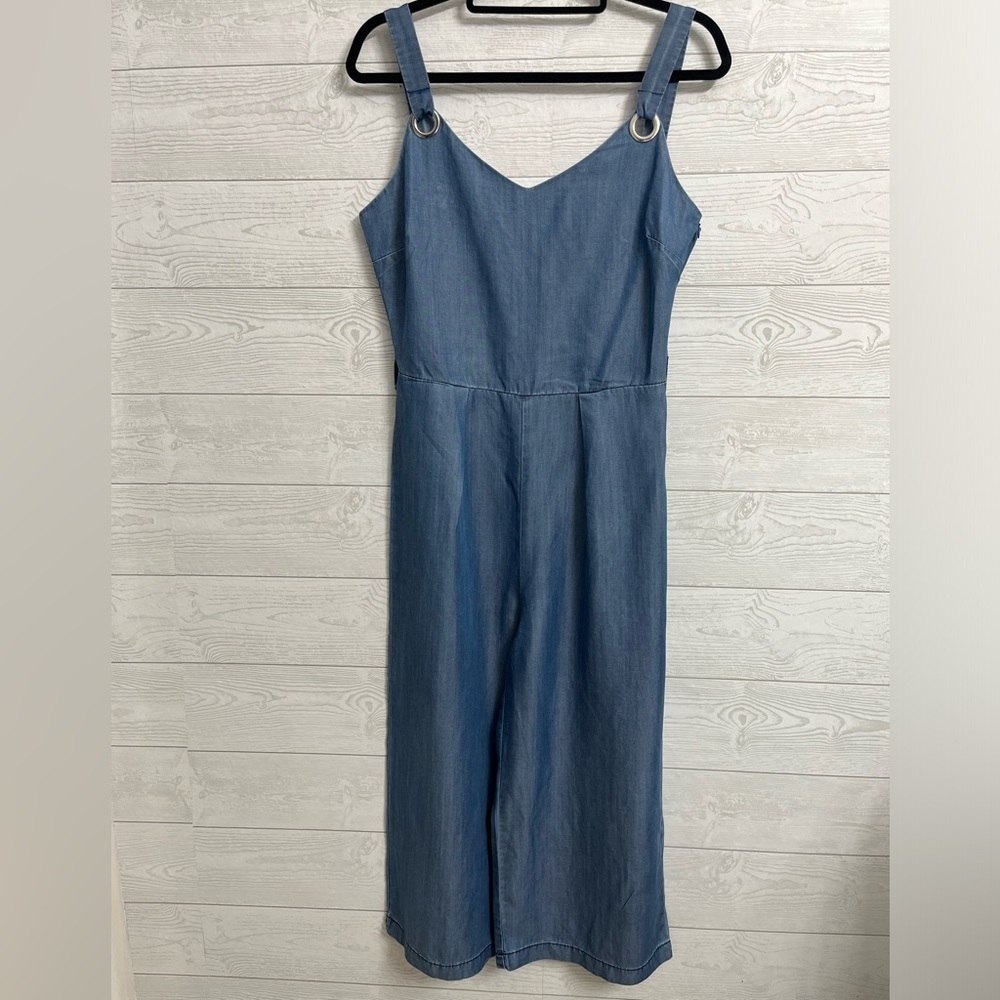 Velvet Heart Women’s Lightweight Blue Denim Sleeveless Capri Jumpsuit. Size S